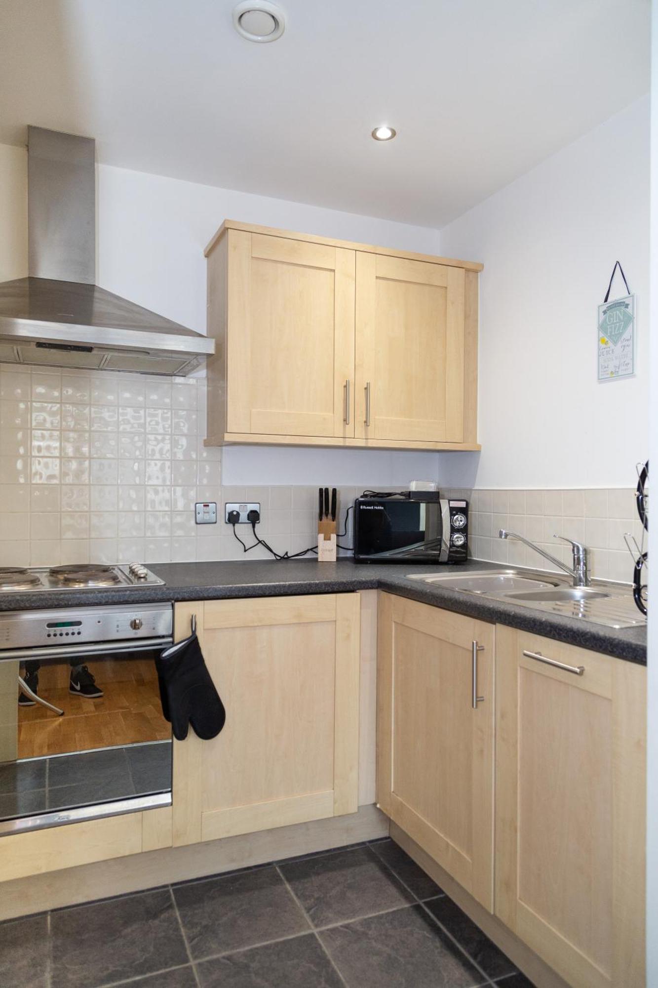 Serviced Apartment In Liverpool City Centre - Free Parking - Balcony - By Happy Days Exterior photo